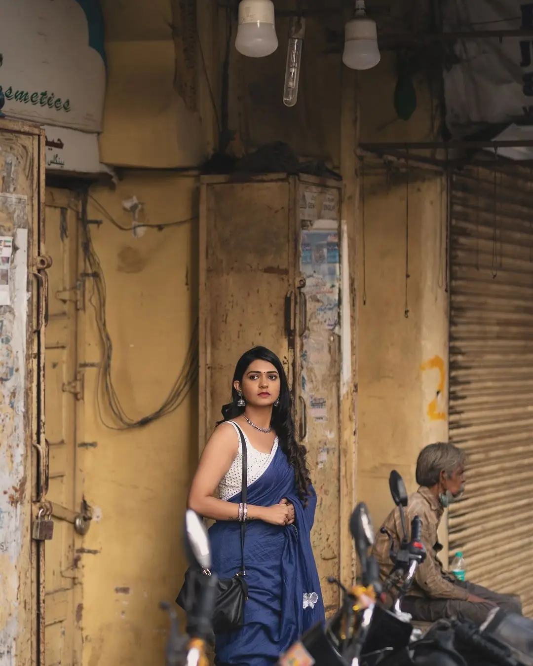 ZEE TV ACTRESS NISARGA GOWDA IN BLUE SAREE SLEEVELESS WHITE BLOUSE 10